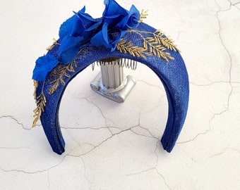 Diadema fascinadora de halo azul real, con vid de flores de seda y cuentas doradas, tocado de carreras ligeras