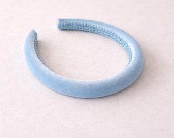 Diadema acolchada de terciopelo azul claro, estrecha, de 2,5 cm, con forma redondeada.