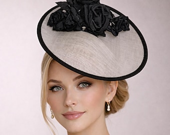 Diadema color marfil y negro, sombrero de disco de sinamay, tocado para bodas y carreras de caballos.
