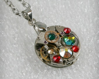 Collar con colgante de movimiento de reloj Steampunk con cristales y cadena de plata.