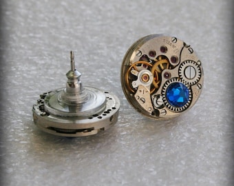 Clous d'oreilles steampunk, mouvement de montre ancienne, cristal bleu capri