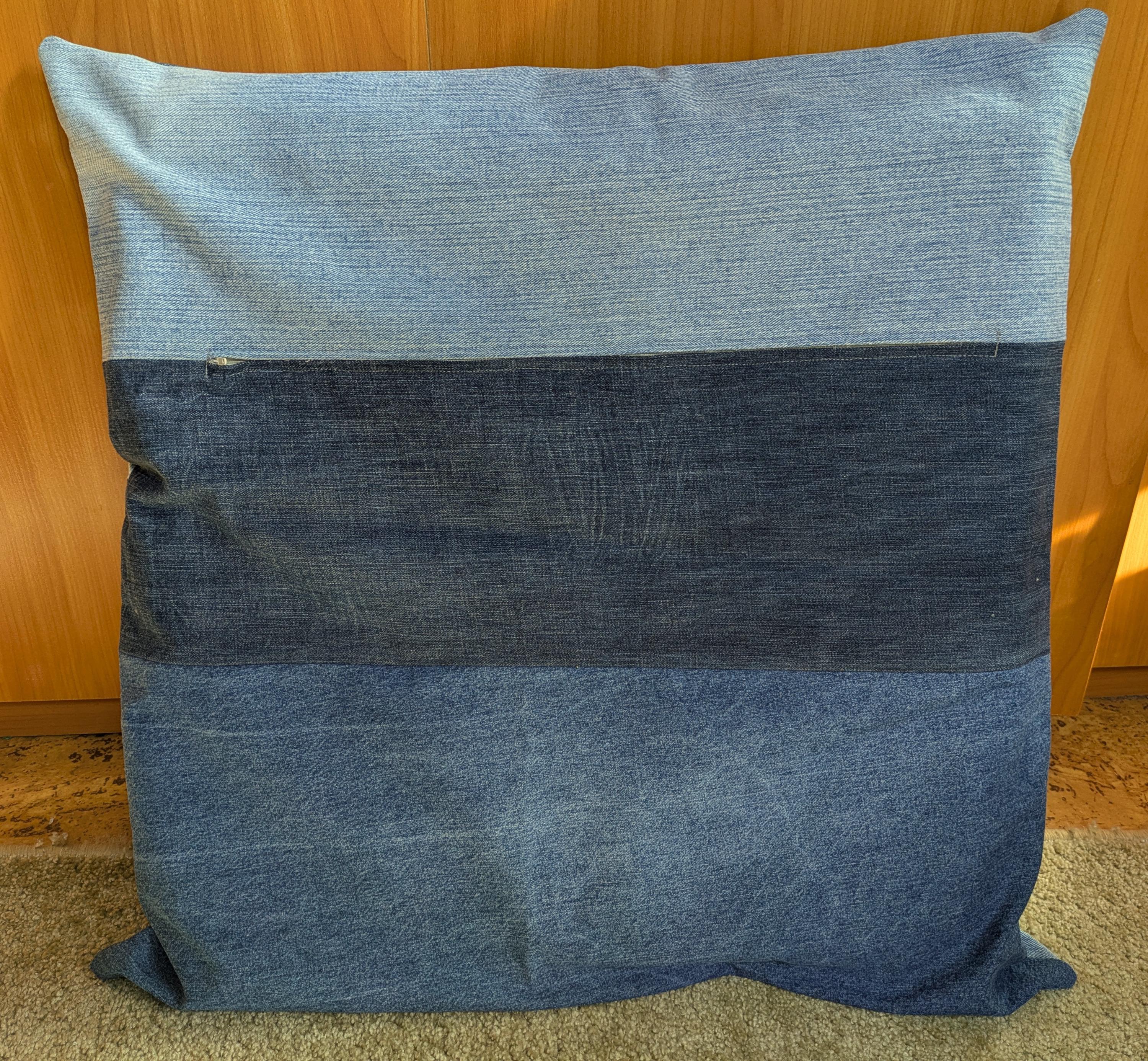 アップサイクルジーンズから作られた25インチ x 25インチのデニム