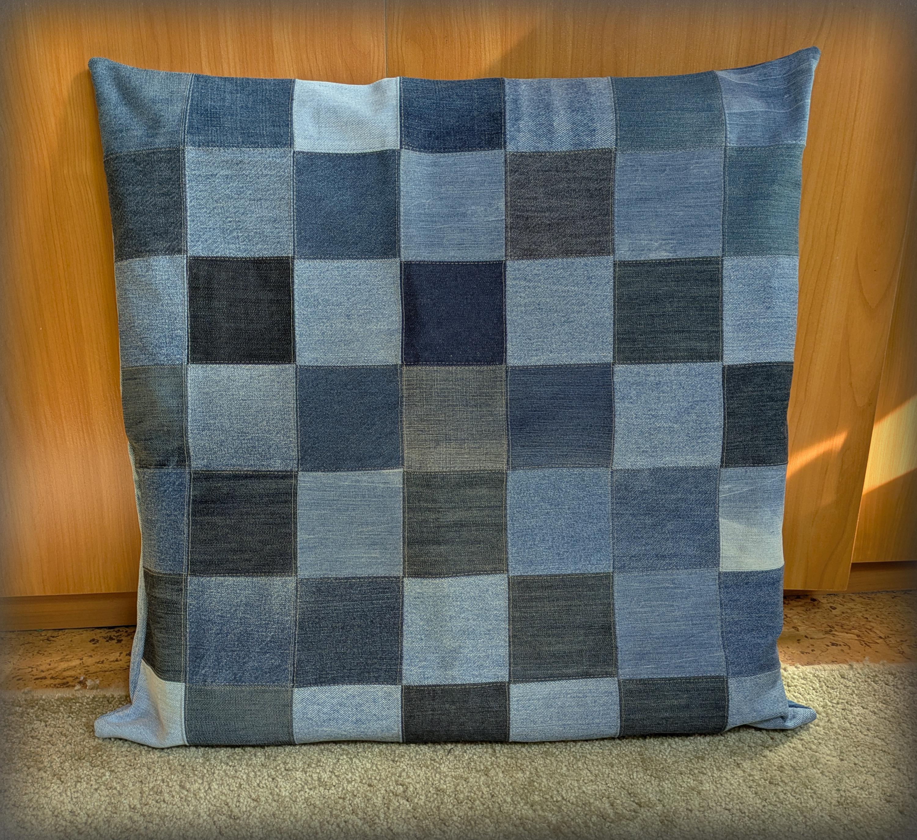 アップサイクルジーンズから作られた25インチ x 25インチのデニム