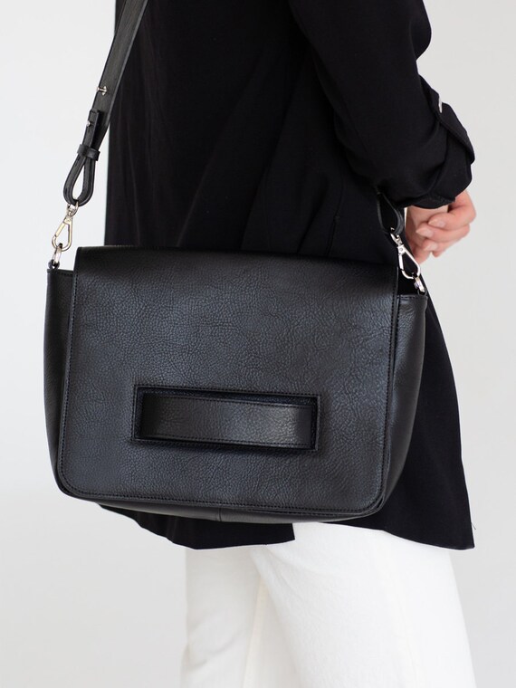 simple black shoulder bag