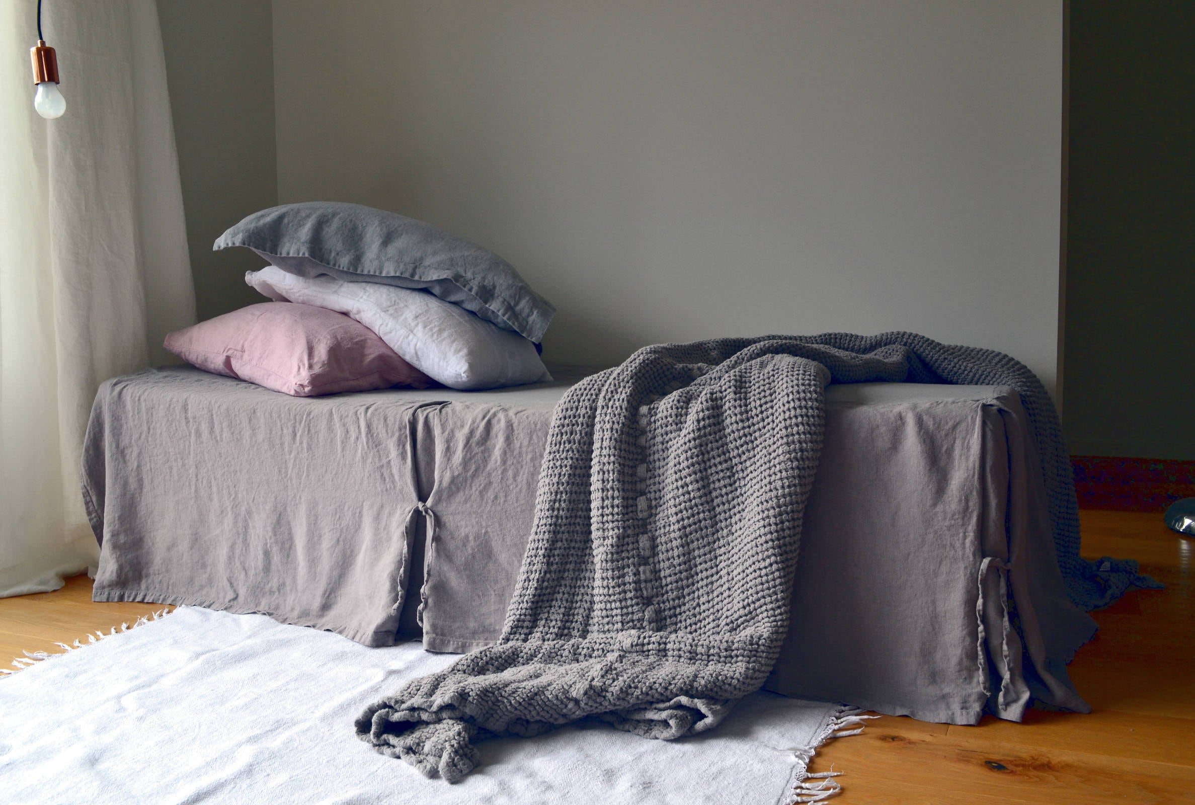 Fossil Gray Heavy Weight Rustic Linen Bedskirt ?Valance ?Dust Ruffle, Box Plissé Design. Literie en 