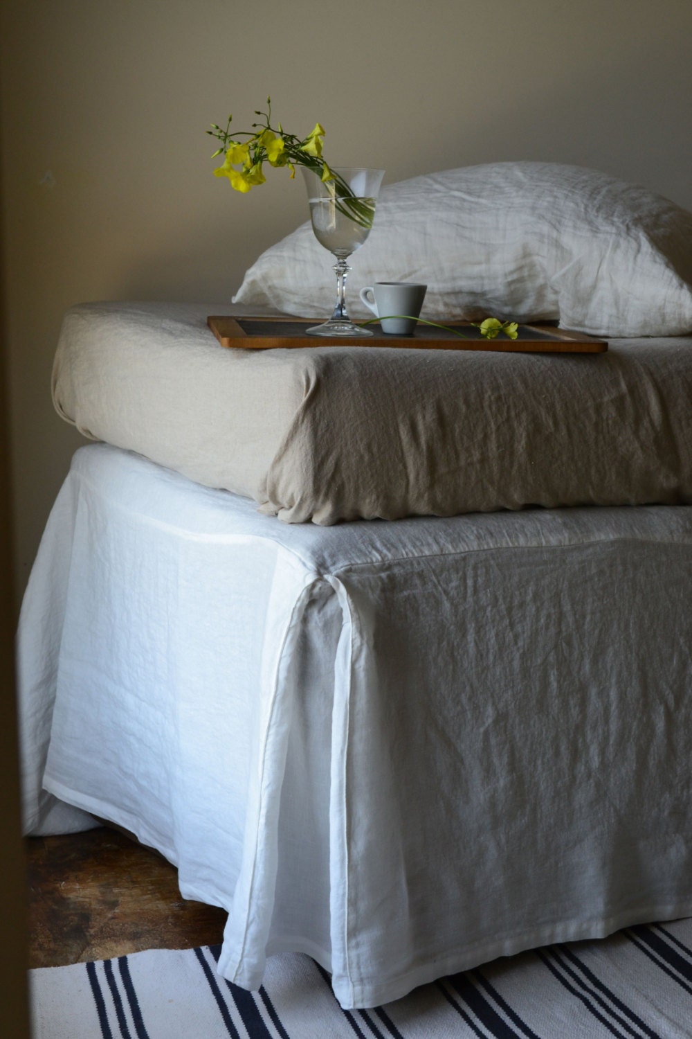 Lit Valance?Bedskirt ?Dust Ruffle. Chemise de Lit Plissée White Linen Box avec Cravates. Tailles Com