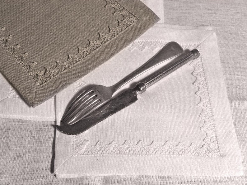 Linen Napkins Set of 7 in White with Linen Lace. Rustic Inspired Tablewares. image 2