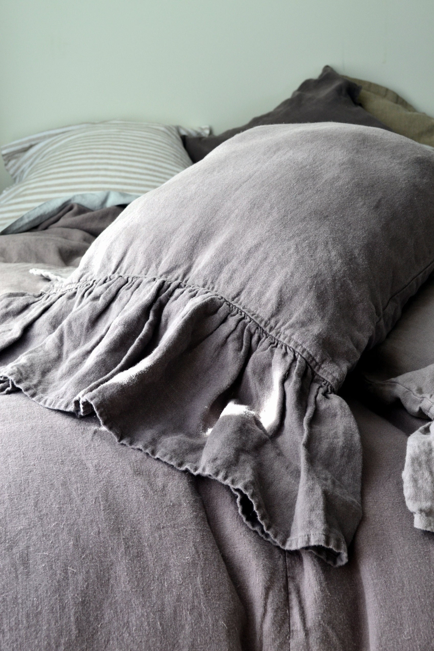 Fossil Grey Rustic Heavyweight Linen Pillowcase avec Ruffle, Standard et King Sizes