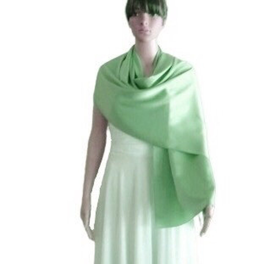 ダークミントグリーンのシルクショール。柔らかいシルクスカーフ