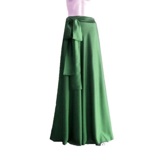 Maxi gonna verde smeraldo. Damigella d onore verde smeraldo. Gonna