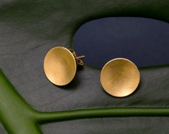 Gouden oorbellen cirkel mat, ronde gouden stud oorbellen, bruidsoorbellen minimaal, oorbellen matte afwerking, minimale oorbellen verguld, Moederdag cadeau