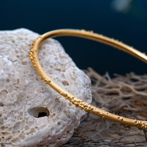 Gold cuff organic, Gold Beaded Bracelet, organic bracelet gold, gold-plated coral bracelet, nature inspired cuff, beaded gold cuff ocean