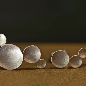 Asymmetrische Ohrringe Silber, gewölbte Scheiben Ohrringe, ohrkletterer Silber kreise, mehrere Kreise Ohrstecker, Silberohrringe organisch
