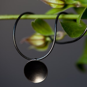 Oxidized silver chain with circle, Ø 13 mm, circle chain blackened, pendant matt black, plain silver chain, dark silver chain locket, black