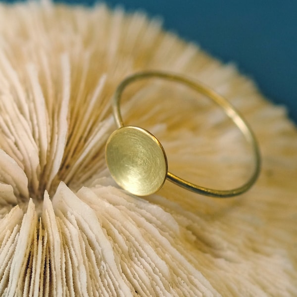 Minimal Goldring, echt Gold Ring, gewölbte Scheibe Ring, 585 Goldring, Ring minimalist, Goldring mit Scheibe, Goldring matt gebürstet