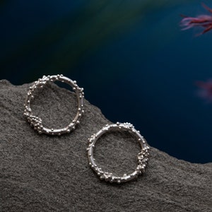 Zilveren oorknopjes cirkel, gestructureerde oorknopjes, oorbellen met granulatie, organische oorbellen, oorbellen met structuur, creoolse studs