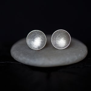 Matt silber Kreis Ohrringe, gewölbter Kreisscheibe Ohrstecker, gewölbter Scheibe Ohrringe, Kreis Silberohrringe, minimale Ohrstecker matt