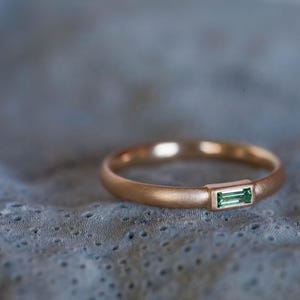 green Baguette Ring, Engagement ring green diamond, 18k gold ring baguette, green stone bridal, diamond gold ring Berlin, minimal diamond
