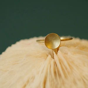 Minimal Goldring, echt Gold Ring, gewölbte Scheibe Ring, 585 Goldring, Ring minimalist, Goldring mit Scheibe, Goldring matt gebürstet Bild 4