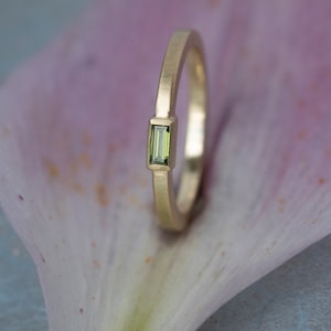 green Baguette Ring, Engagement ring green diamond, 18k gold ring baguette, green stone bridal, diamond gold ring Berlin, minimal diamond