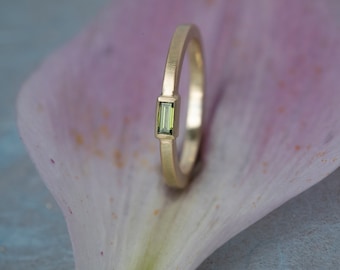 green Baguette Ring, Engagement ring green diamond, 18k gold ring baguette, green stone bridal, diamond gold ring Berlin, minimal diamond