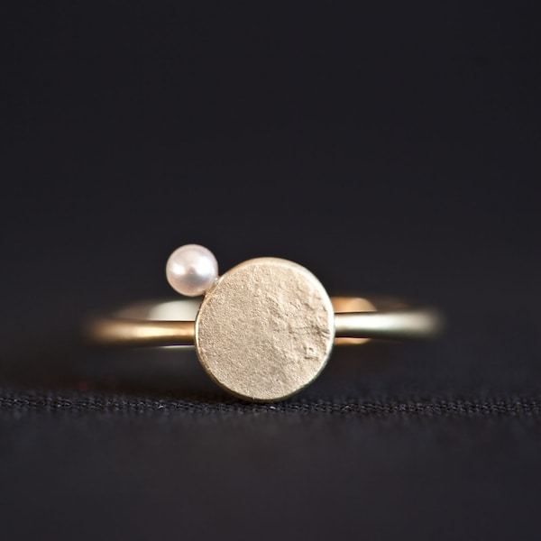 Gold Ring Pearl, solid gold minimal ring, small Orbit ring gold, 14K ocean goldring pearl, bridal ring gold, small gold disk pearl ring