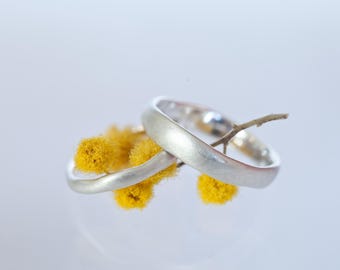 Srebrne faliste obrączki ślubne, wyjątkowe obrączki ślubne, srebrne obrączki ślubne Berlin, organiczne obrączki ślubne, miękkie srebrne pierścionki faliste matowe