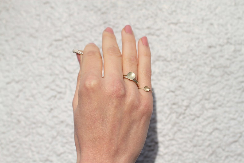 Minimal Goldring, echt Gold Ring, gewölbte Scheibe Ring, 585 Goldring, Ring minimalist, Goldring mit Scheibe, Goldring matt gebürstet Bild 2