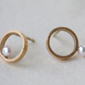 Pearl earrings 14K gold, circle Studs solid gold, bridal earrings pearl, 14K gold bridal studs, mismatched Pearl studs, geometric pearl stud