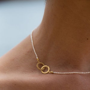 Infinity pearl necklace, entwined circles gold chain, interlocking circles necklace, mother day present minimal, pearl gold necklace minimal