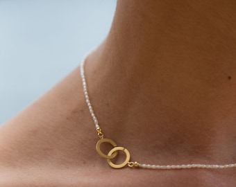 Infinity pearl necklace, entwined circles gold chain, interlocking circles necklace, mother day present minimal, pearl gold necklace minimal