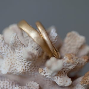 Set di fedi nuziali in oro biologico, fedi nuziali biologiche, fedi nuziali Berlin Wave, fedi nuziali in oro morbido, fedi nuziali ondulate opache, fedi nuziali uniche