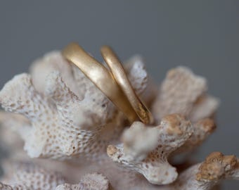 Organic gold wedding rings set, wedding rings organic, wavy wedding rings Berlin, soft wedding rings gold, wedding rings matt, wedding rings