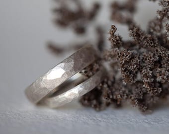 Zaokrąglone szerokie srebrne obrączki ślubne młotkowane, zestaw srebrnych obrączek ślubnych młotkowanych, srebrne obrączki ślubne, srebrne pierścionki, rustykalne proste pierścionki