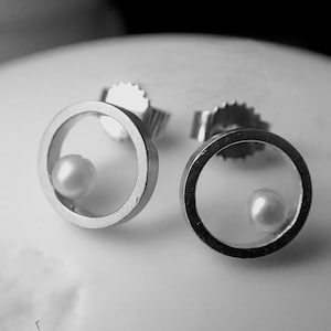 Pearl studs, pearl circular earrings, Pearl studs modern design, geometrical hollow earrings, circle pearl earrings, geometric pearl jewelry symmetric