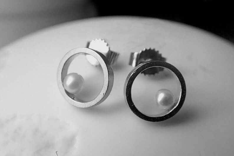 Pearl studs, pearl circular earrings, Pearl studs modern design, geometrical hollow earrings, circle pearl earrings, geometric pearl jewelry symmetric