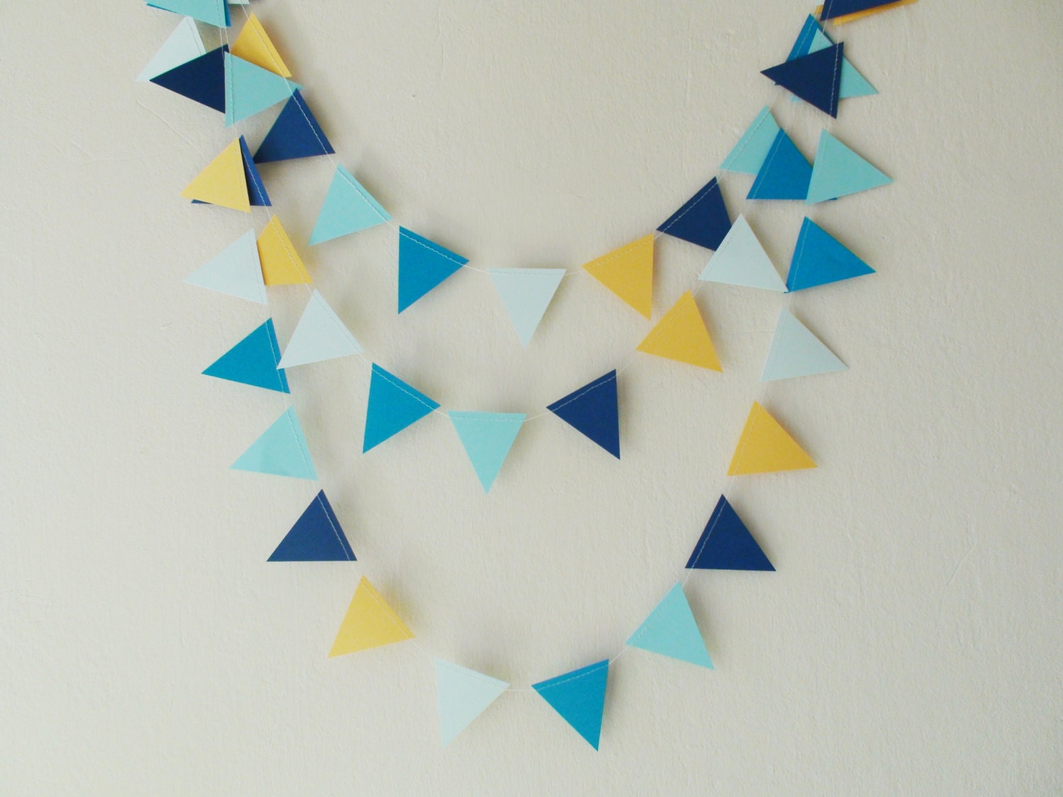 заменяемые(27)э093002. электрогирлянда "нить". гирлянда из синей бумаги. сине желтая гирлянда. гирлянда.