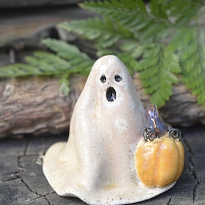 Fantasmas tontos: Surtido de figuras de fantasmas de cerámica hechas a mano