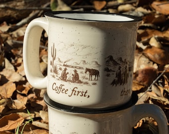 Taza de cerámica estilo western: Primero el café, luego los problemas. Boceto de vaquero y caballo.