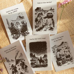 Peut inclure: Un ensemble de cartes de vœux avec des illustrations et des phrases sur le thème de l'Ouest. Les cartes présentent des dessins de cow-boys, de chevaux et de paysages désertiques. Les phrases incluent "You're the cream to my coffee" et "Ride or die, darlin'." Un crayon et des fleurs sont également dans l'image.