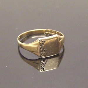 9 Carat solid hallmarked gold signet ring Size UK N USA 6 3/4