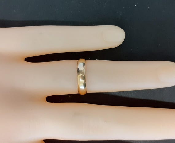 Solid hallmarked 9 Carat gold ring Date 1982 Weig… - image 5