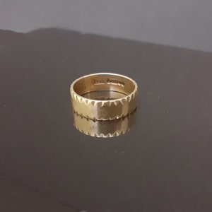 9 Carat solid hallmarked gold wedding ring Date 1968 UK N USA 6 3/4 Weighs 3g