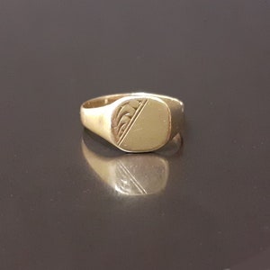 9 Carat solid hallmarked gold signet ring Size UK G 1/2 USA 3 1/2 Weighs 1.1 g