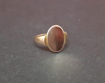 9 Carat solid hallmarked gold signet ring Size UK K USA 5 1/4 Weighs 1.6 g