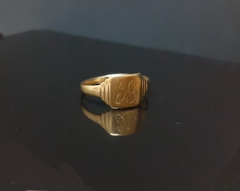 9 Carat solid hallmarked gold signet ring Size UK U 1/2 USA 10 1/4 Weighs 2.6 g Date 1946