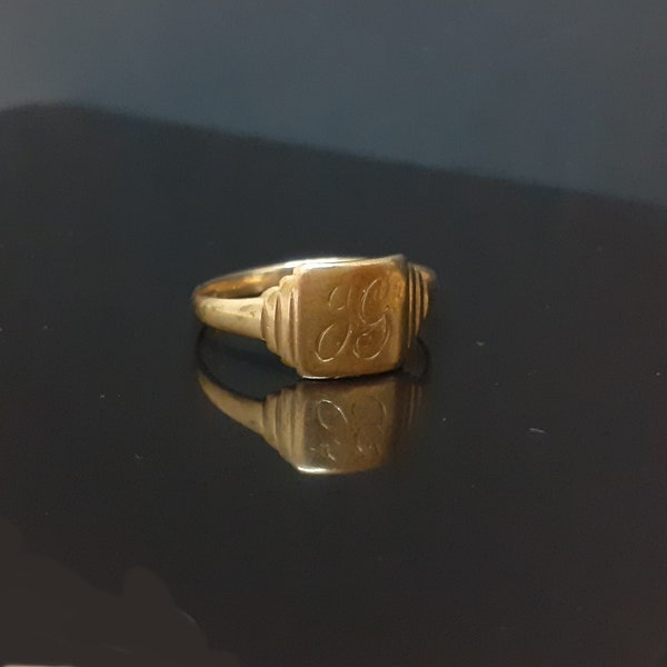 9 Carat solid hallmarked gold signet ring Size UK U 1/2 USA 10 1/4 Weighs 2.6 g Date 1946