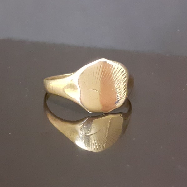 9 Carat solid hallmarked gold signet ring Date 1986 Size UK W 1/2 USA 11 1/4 Weighs 2.8 g