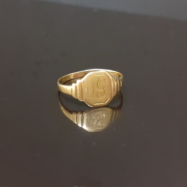 9 Carat solid hallmarked gold signet ring Size UK H 1/2 USA 4 Weighs 1.1 g