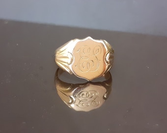15 Carat gold signet ring ES on crest Size UK P USA 7 1/2 Weighs 8.1 g